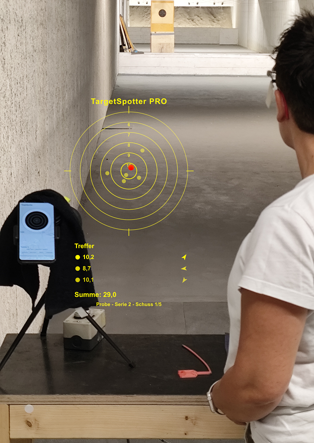 TargetSpotter PRO im Einsatz auf der Schießbahn, Overlay mit Trefferwerten